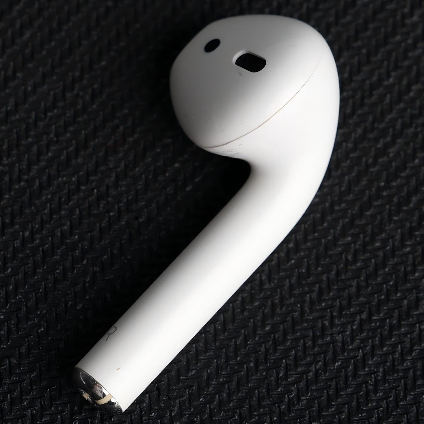 Original Used AirPods 2 Right Earbud Replacement – Genuine OEM A2032 Right Side Only for A1938 A1602 Charging Case, 1-Year Warranty