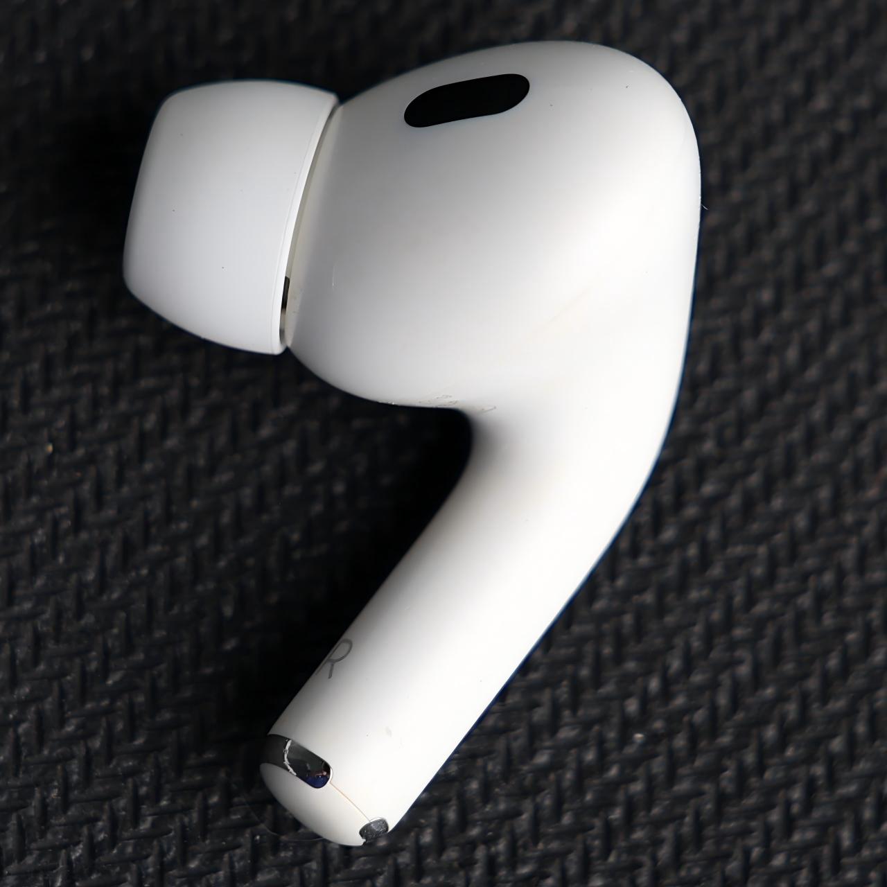 Original Used AirPods Pro 2nd Generation Lightning Right Earbud Replacement – Genuine OEM A2931 A2698 A2699 Right Side Only for A2700 Charging Case