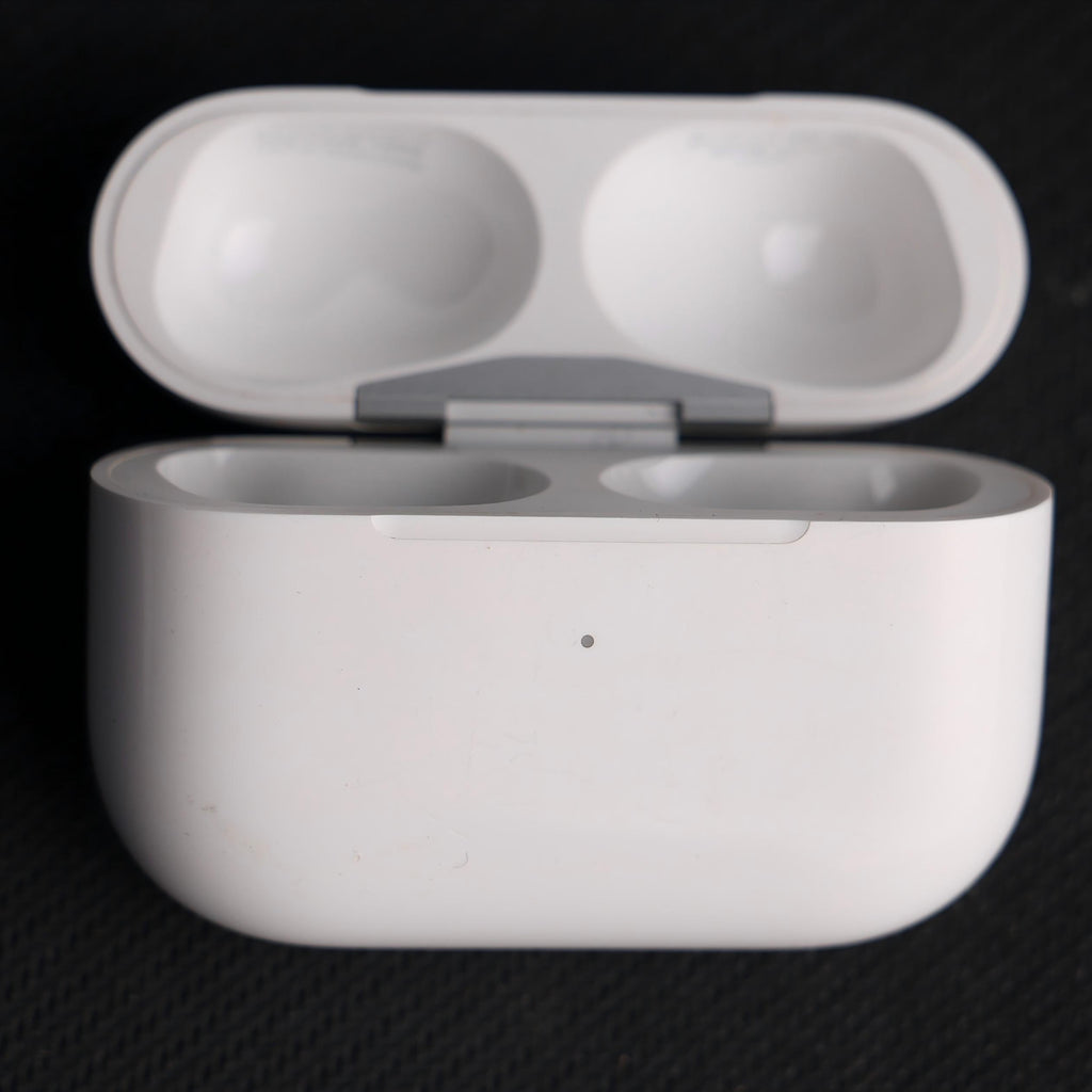 Original Used AirPods Pro 2nd Generation Lightning A2700 Charging Case Replacement – Genuine OEM Charging Case Only for A2931 A2698 A2699 Earbuds