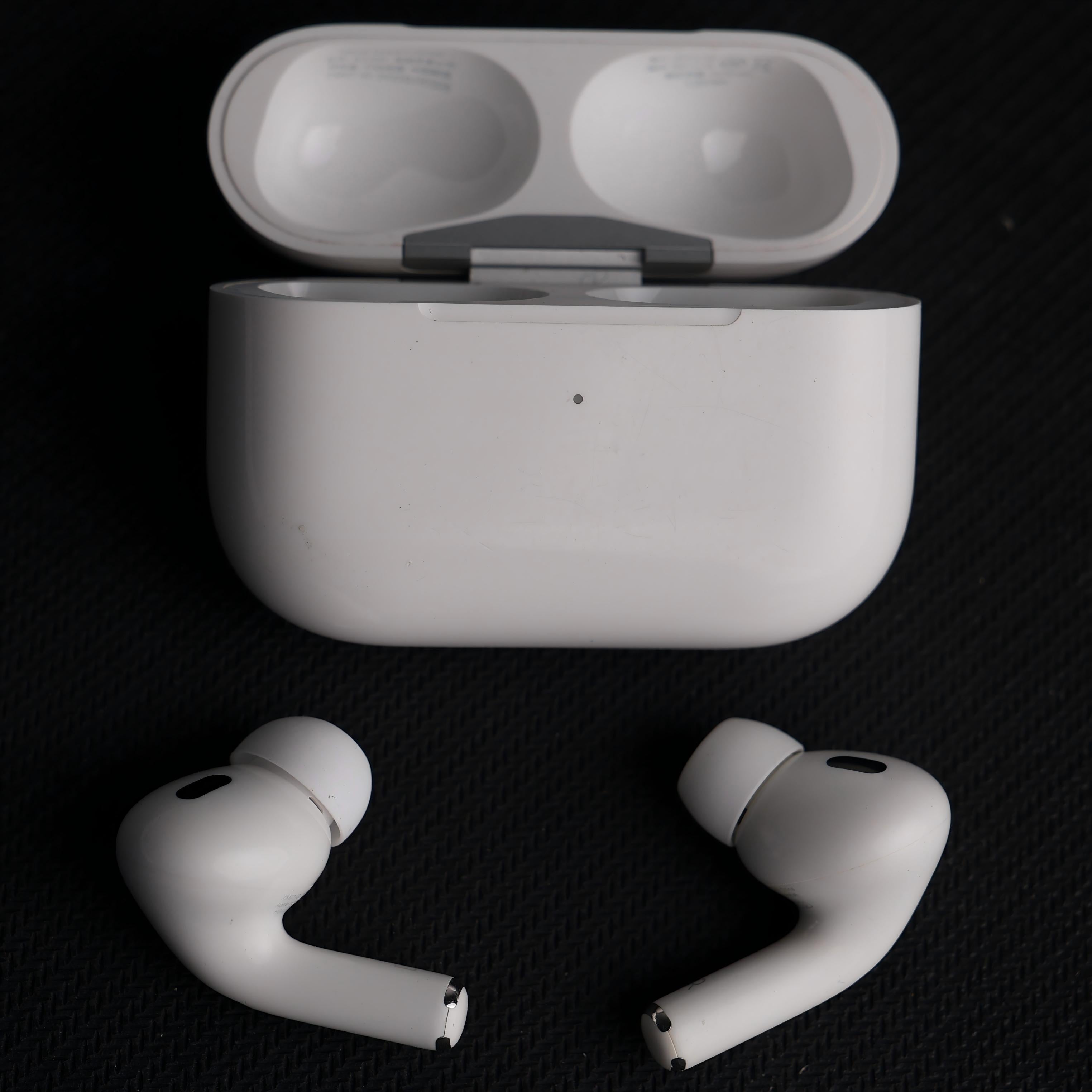 Original Used AirPods Pro 2nd Generation Lightning Right Earbud Replacement – Genuine OEM A2931 A2698 A2699 Right Side Only for A2700 Charging Case